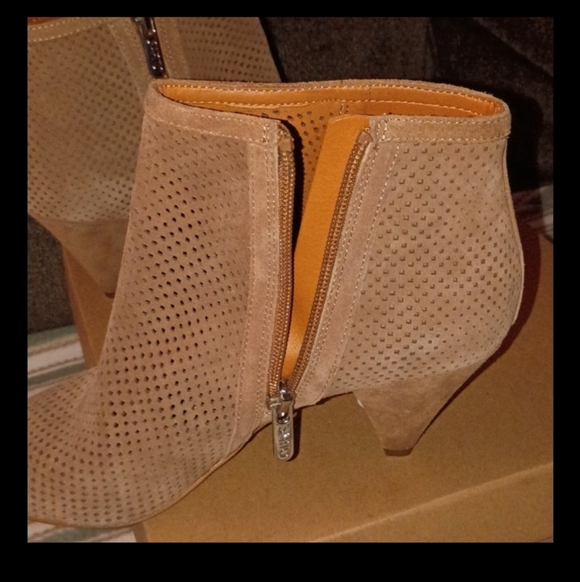 Franco Sarto "Bobbi" Perforated Suede Ankle Bootie Taupe Leather 7 M US - Picture 8 of 12
